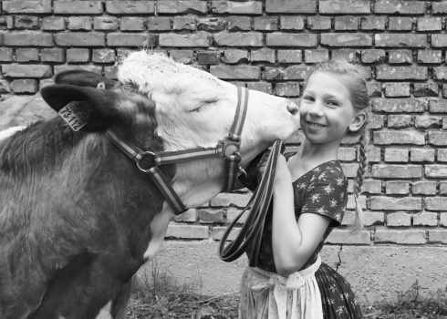 Familie auf dem Bauernhof demeter Sommer Rosenheim